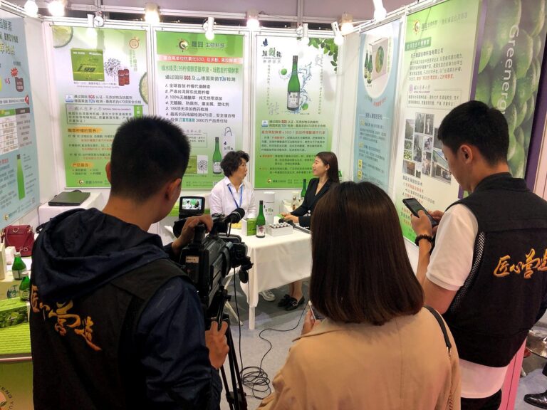 央視攝影團隊在晟園展位現場專訪檸檬酵素