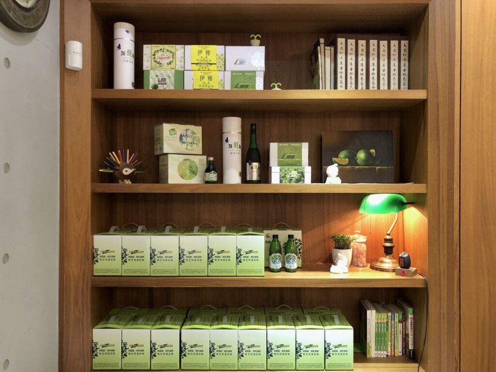 晟園展示櫃，陳列檸檬酵素禮盒與各式代工產品
