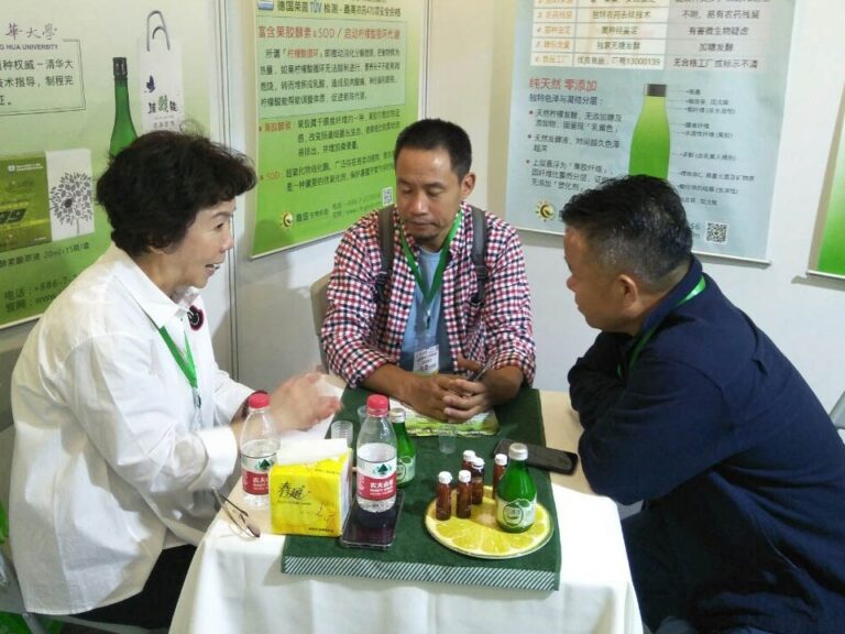 2019 上海國際酵素產業博覽會「擋不住的魅力・門庭若市」拼貼：螢綠制服成員解說、展位人潮與桌前洽談畫面